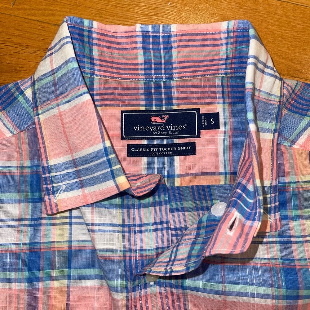 Men’s Vineyard Vines Button Up size small